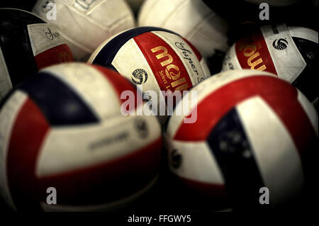 Die Air Force Warrior Spiele Volleyball-Team nutzt eine Sammlung von Volleybälle für die Praxis an der Air Force Academy in Colorado Springs, Colorado Das Team war an der Akademie für die Krieger Spiele AUSWAHLCAMP Stockfoto