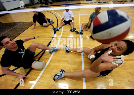 Die Air Force Warrior Spiele Volleyball Team Praktiken während der Auswahlcamp für die Luftwaffe bei der US Air Force Academy in Colorado Springs, Colorado Stockfoto