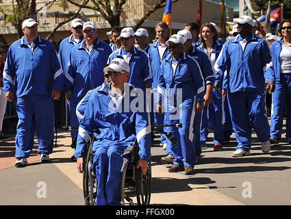 Jeff Odom, Vordergrund, führt das Team Luftwaffe während der Eröffnungsfeier der Krieger Spiele 2012 bei Colorado Springs, Colorado, 30. April 2012. Stockfoto