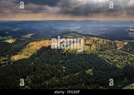 Luftbild, Kahler Asten niedrige Wolkendecke, Heide, Naturschutzgebiet, Astenturm, Wetterstation Asten, Winterberg, Sauerland, Stockfoto