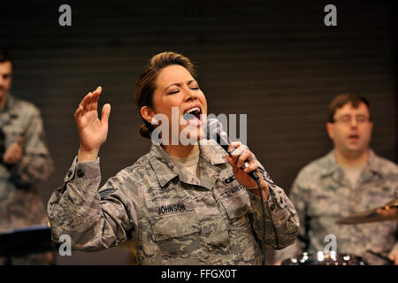 Staff Sgt Angie Johnson, ein Lead-Sänger für die 571st Air Force Band Rock Ensemble, Sidewinder, probt während einer Air National Guard Training Montage an die Band Hauptsitz in St. Louis, Mo. Stockfoto