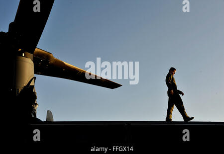 CV-22 Osprey Flugingenieur führt vor dem Flug, die Verfahren während der Smaragd-Krieger in Hurlburt Field, Florida ausüben Stockfoto