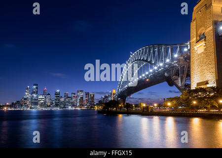 Sydney Harbour Bridge mit der Stadt in der Nacht. Stockfoto