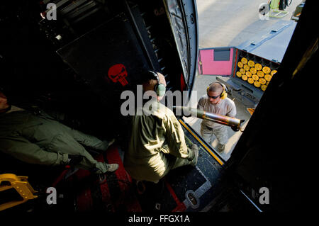 Besatzungsmitglieder laden 105 mm und 40 mm Runden auf eine AC-130U Spooky während einer Übung Emerald Krieger in Hurlburt Field, Florida Stockfoto