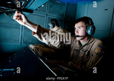 Senior Airman Clay Wonders, ein KC-10 Extender Boom Operator mit der 908th Expeditionary Air Refueling Squadron, passt seine Spiegel vor der Betankung einer F/A - 18C Hornet über Afghanistan. Die 908th Ohren bietet kritische Luftbetankung auf Flugzeuge im Bereich der Verantwortung, jeden Tag mehr als 1 Million Gallonen Kraftstoff im Kampf zu liefern. Stockfoto