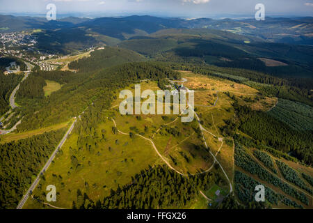 Luftbild, Kahler Asten niedrige Wolkendecke, Heide, Naturschutzgebiet, Astenturm, Wetterstation Asten, Winterberg, Sauerland, Stockfoto