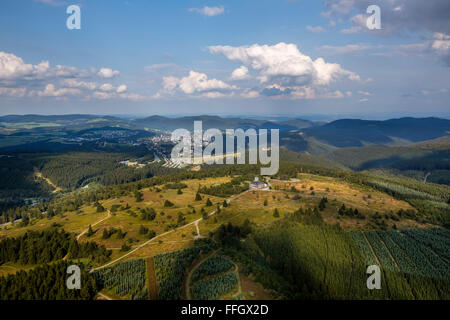 Luftbild, Kahler Asten niedrige Wolkendecke, Heide, Naturschutzgebiet, Astenturm, Wetterstation Asten, Winterberg, Sauerland, Stockfoto