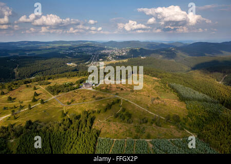 Luftbild, Kahler Asten niedrige Wolkendecke, Heide, Naturschutzgebiet, Astenturm, Wetterstation Asten, Winterberg, Sauerland, Stockfoto