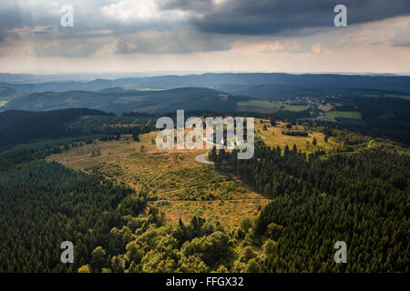 Luftbild, Kahler Asten niedrige Wolkendecke, Heide, Naturschutzgebiet, Astenturm, Wetterstation Asten, Winterberg, Sauerland, Stockfoto