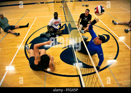 Die Air Force Warrior Spiele Volleyball Team Praktiken während der Auswahlcamp bei der US Air Force Academy in Colorado Springs, Colorado Stockfoto