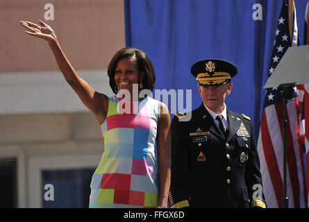 First Lady Michelle Obama, links, Wellen, die Crowd als US Army General Martin E. Dempsey, Vorsitzender der Joint Chiefs Of Staff, blickt auf während der Eröffnungsfeier. Stockfoto