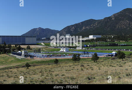 Sportler nehmen an einem Leichtathletik-Wettbewerb während der Krieger Spiele 2012 bei der US Air Force Academy in Colorado Springs, Colorado, 4. Mai 2012 Teil. Stockfoto