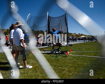 Keith Sekura bereitet sich auf eine Diskuswerfen bei der Leichtathletik-Wettbewerb der Krieger Spiele 2012 bei der US Air Force Academy in Colorado Springs, Colorado, 4. Mai 2012. Sekura ist mit dem Air Force-Team. Stockfoto