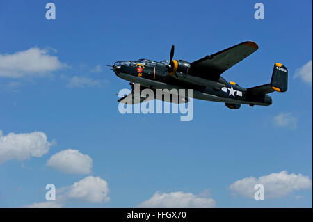 Der Champaign Gal B-25 Mitchell Bomber, Teil der Sammlung des Champaign Aviation Museum, nimmt an einem Vorbeiflug über Dayton, Ohio, Teil, um das 70. Wiedersehen der Doolittle Tokyo Raiders zu ehren. Die Formation umfasste 20 B-25-Bomber. Stockfoto