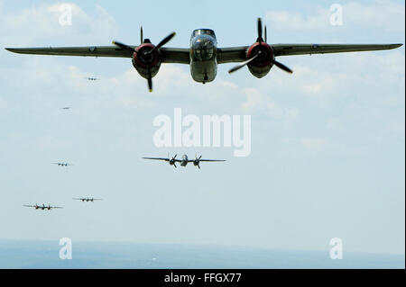 20 b-25 Mitchell Bomber flog einen Masse Denkmal Flug zum Gedenken an den 70. Jahrestag des Doolittle Raid auf Tokio während des zweiten Weltkriegs. Die B-25s durchgeführt drei Vorbeiflüge, einschließlich einer fehlenden Mann-Formation über das nationale Museum der US Air Force. Stockfoto