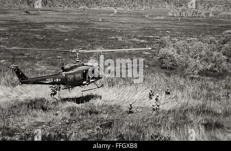 Ein UH-1 Huey schwebt über vietnamesische Luftwaffe Personal des 211. Hubschrauberstaffel auf einen Kampf Angriff im Mekong-Delta-Bereich von Vietnam im Jahr 1970. Stockfoto