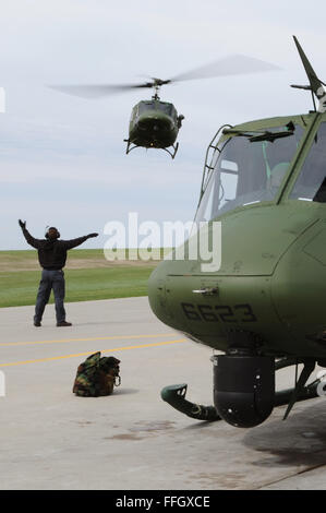 Ein Mechaniker aus der 54. Hubschrauberstaffel führt eine UH-1N Huey, der Landeplatz auf Minot Air Force Base, N.D. Die 54. HS primäre Aufgabe ist die 91. Missile Wing mit hoch qualifizierten Piloten und Flugingenieure mit gepflegten UH-1N Hueys Bedarf zu reagieren um sicherzustellen, dass Raumfahrtsysteme verstreut in North Dakota sicher zu unterstützen. Stockfoto