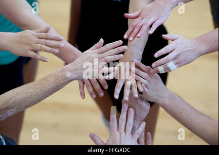 Mitglieder der Luftwaffe Frauen-Volleyball-Nationalmannschaft legen Sie ihre Hände in für Beifall am Ende des Volleyball Praxis bei Hill Air Force Base in Utah. Nach einer zweiwöchigen Tryouts und Praktiken leitet das Team zur Naval Air Station Great Lakes, Ill., die All-Armed Kräfte Frauen Volleyballturnier teilzunehmen. Stockfoto