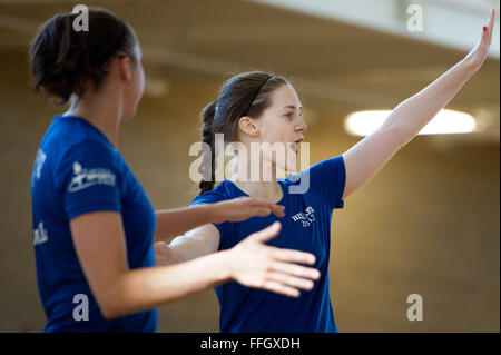 Flieger 1. Klasse Meghan Haas, zur 31. Sicherheit Kräfte Squadron versetzt in Aviano Air Base Italien feiert nach seinem Tor einen Punkt während ein Gedränge mit der Utah State University Varsity Volleyball-Team bei Hill Air Force Base in Utah. Haas ist eine äußere Hitter für die Air Force Frauen-Volleyball-team Stockfoto