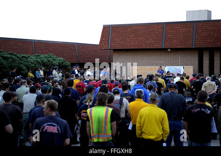 Feuerwehrleute aus überall in den USA, darunter die Vandenberg Hot Shots (in die Rothemden) besuchen Morgen Feuer kurze, der sie mit aktuellen Bedingungen und ihren Zuständigkeitsbereich des Holmes Middle School in Colorado Springs, Colorado aktualisiert Stockfoto