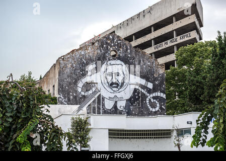 Graffiti auf dem Gebäude auf España, Mostar, Bosnien. Verlassene Bankgebäude (Scharfschützen Turm im zweiten Weltkrieg) auf Hintergrund Stockfoto