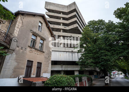 Verlassenen ehemaligen Ljubljanska Bank Gebäude (Scharfschützen Turm im bosnischen Krieg) in der Stadt Mostar, Bosnien und Herzegowina Stockfoto