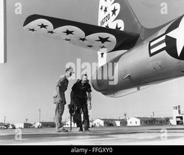 Captain C.C.Patillo, prüft das Leitwerk seiner F - 84G Thunderjet, in Vorbereitung für den Start auf Luke Air Force Base, Arizona am 13. Juni 1953. Stockfoto