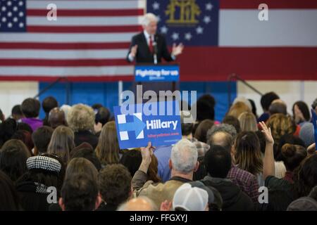 College Park, Ga, USA. 13. Februar 2016. Der ehemalige Präsident BILL CLINTON setzt sich für seine Frau, demokratischen Präsidentschaftskandidaten HILLARY CLINTON, an der North Clayton High School. Bildnachweis: Branden Camp/ZUMA Draht/Alamy Live-Nachrichten Stockfoto