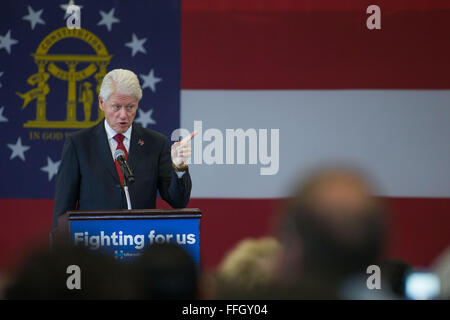 College Park, Ga, USA. 13. Februar 2016. Der ehemalige Präsident BILL CLINTON setzt sich für seine Frau, demokratischen Präsidentschaftskandidaten HILLARY CLINTON, an der North Clayton High School. Bildnachweis: Branden Camp/ZUMA Draht/Alamy Live-Nachrichten Stockfoto