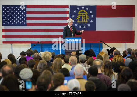 College Park, Ga, USA. 13. Februar 2016. Der ehemalige Präsident BILL CLINTON setzt sich für seine Frau, demokratischen Präsidentschaftskandidaten HILLARY CLINTON, an der North Clayton High School. Bildnachweis: Branden Camp/ZUMA Draht/Alamy Live-Nachrichten Stockfoto