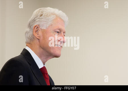 College Park, Ga, USA. 13. Februar 2016. Der ehemalige Präsident BILL CLINTON setzt sich für seine Frau, demokratischen Präsidentschaftskandidaten HILLARY CLINTON, an der North Clayton High School. Bildnachweis: Branden Camp/ZUMA Draht/Alamy Live-Nachrichten Stockfoto