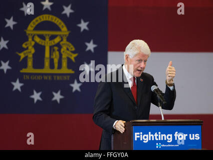 College Park, Ga, USA. 13. Februar 2016. Der ehemalige Präsident BILL CLINTON setzt sich für seine Frau, demokratischen Präsidentschaftskandidaten HILLARY CLINTON, an der North Clayton High School. Bildnachweis: Branden Camp/ZUMA Draht/Alamy Live-Nachrichten Stockfoto