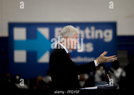 College Park, Ga, USA. 13. Februar 2016. Der ehemalige Präsident BILL CLINTON setzt sich für seine Frau, demokratischen Präsidentschaftskandidaten HILLARY CLINTON, an der North Clayton High School. Bildnachweis: Branden Camp/ZUMA Draht/Alamy Live-Nachrichten Stockfoto