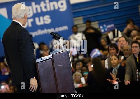 College Park, Ga, USA. 13. Februar 2016. Der ehemalige Präsident BILL CLINTON setzt sich für seine Frau, demokratischen Präsidentschaftskandidaten HILLARY CLINTON, an der North Clayton High School. Bildnachweis: Branden Camp/ZUMA Draht/Alamy Live-Nachrichten Stockfoto