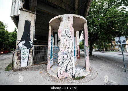 Graffiti auf der verlassenen ehemaligen Ljubljanska Bank Building (Scharfschützen Turm im bosnischen Krieg) in Stadt Mostar, Bosnien und Herzegowina Stockfoto