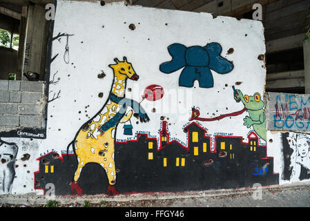 Graffiti auf der verlassenen ehemaligen Ljubljanska Bank Building (Scharfschützen Turm im bosnischen Krieg) in Stadt Mostar, Bosnien und Herzegowina Stockfoto