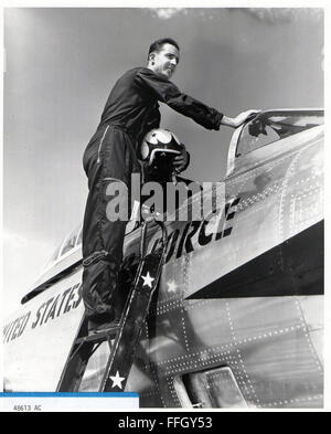 Capt C.A Pattilo steigt Mitglied der "Thunderbirds" in seiner F-84 in der Vorbereitung für den Start von Luke Air Force Base, Arizona am 13. Juni 1953.  Die "Thunderbirds" sind einzigartige Luft Demo Team, das fo ein Quartett von Flyern, die ihrer Republik Thunderjets durch komplizierte Manöver zu setzen effektive Skill-Level von Piloten der Luftwaffe besteht zeigt flog Training erreicht. Stockfoto