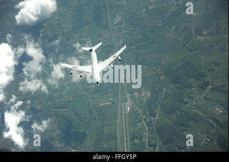 Ein E - 8C gemeinsame Surveillance Target Attack Radar-System zieht Weg nach Betankung aus einer KC-135 an der Ostküste. Die E-8 C ist eine in der Luft Gefechtsführung, Führungs-, Intelligenz, Überwachung und Aufklärung-Plattform. Seine Hauptaufgabe ist es, bieten Theater Boden- und Kommandanten mit Boden Überwachung, Angriffs-Operationen zu unterstützen und gezielt, das trägt zur Verzögerung, Unterbrechung und Zerstörung der feindlichen Kräfte. Stockfoto