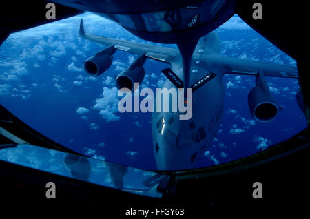 Eine c-17 Globemaster fliegt hinter einem KC-135 vor der Ostküste Floridas zu tanken. Die c-17 wird der 15. Airlift Squadron auf gemeinsame Basis-Charleston, S.C. zugewiesen. Das Flugzeug benötigt eine Mannschaft, bestehend aus Pilot, CoPilot und Loadmaster für Frachtflüge. Stockfoto