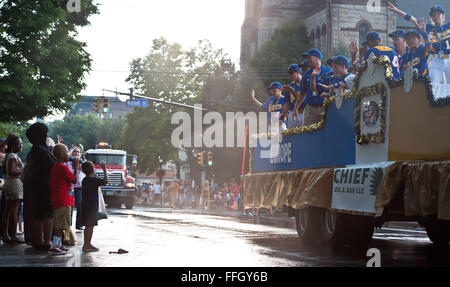 Europas-Team für die 2012-Little League World Series-Wellen in die Menge während einer Parade in Williamsport, Pennsylvania Europa Team Angehörige der Kaiserslautern militärischen Gemeinschaft in Deutschland besteht aus, Air Force, Army und US-Verteidigungsministerium Mitglieder aufzunehmen. Stockfoto