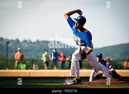 Wilson windet sich um einen Platz in seinem ersten Spiel für die 2012 Little League World Series zu werfen. Wilson und anderen Spielern auf Europas Team sind Angehörige der Kaiserslautern militärischen Gemeinschaft in Deutschland, Air Force, Army und US-Verteidigungsministerium Mitglieder aufzunehmen. Stockfoto