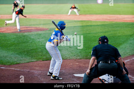 Tyler Woodberry schlägt bei Europas Eröffnungsspiel bei der Little League World Series 2012 gegen Taipeh und ist damit ein bedeutender Moment im internationalen Jugendbaseballwettbewerb. Stockfoto