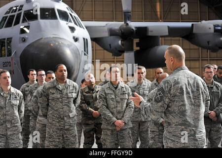 Chief Master Sgt. von der Air Force James A. Roy richtet sich Flieger aus der 374th Pflegegruppe Yokota Air Force Base, Japan. Roy war von August 2005 bis Mai 2007 als der Befehl Chief Master Sergeant bei US-Truppen in Japan und 5. Luftwaffe Yokota AB zugeordnet. Stockfoto