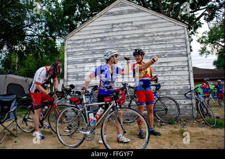 Kevin Swensen, Recht, gibt Danette Delo Anweisungen zum Ausgangspunkt der Route von Webster City, Marshalltwon während der RAGBRAI. Swenson ist ein ehemaliger Senior Master Sergeant und Delo ist eine Luftwaffe Ehepartner. Stockfoto