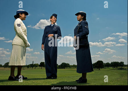 Airman 1st Class Leona Guy (links), Jill Logston (Mitte) und Doris Hernandez tragen verschiedene Frauen in die Luftwaffe Uniformen aus den 1950er und 1960er Jahren. Mann trägt weiße Sommer Dienstanzug, Logston die Schatten 84 WAF Krankenpflege Fliegerjacke und Hernandez die Schatten 84 WAF Dienstanzug. Stockfoto