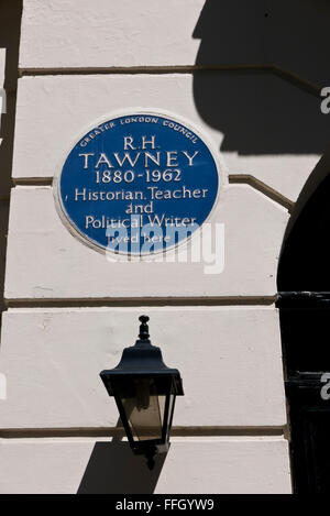 Eine blaue Gedenktafel für R.H Tawney (30. November 1880 – 16. Januar 1962) auf dem Display an der Wand in London, Vereinigtes Königreich. Stockfoto