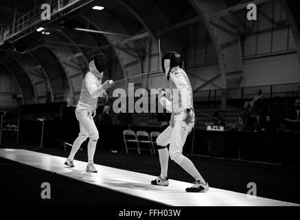 Alexander Chiang (rechts) Praktiken mit David Kong vom New Jersey Institute of Technology, für die kommenden Spiele vorzubereiten. Chiang konkurrierten in der Herren-Folie-Kategorie. Stockfoto