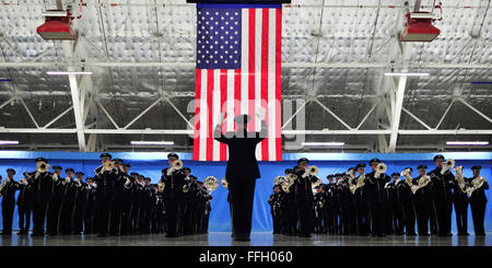 Kol. Larry Lang, Kommandant der United States Air Force Band und Dirigent, führt die Band in eine musikalische Auswahl während der Proben für die 57. Presidential Inaugural Parade auf gemeinsamer Basis Andrews, MD etwa 15.000 Soldaten aus 133 Einheiten an der Einweihung Parade teilnehmen werden Stockfoto