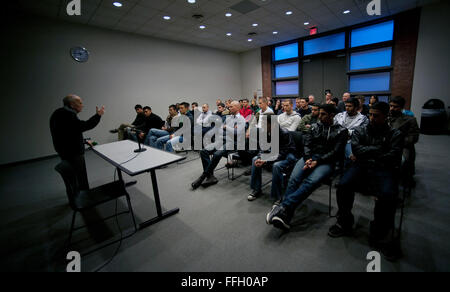 Robert Behr (links) ein Holocaust-Überlebender spricht für multinationale Studenten während ihres Aufenthalts das US Holocaust Memorial Museum in Washington, D.C. Stockfoto