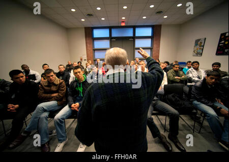 Robert Behr (links) ein Holocaust-Überlebender spricht für multinationale Studenten während ihres Aufenthalts das US Holocaust Memorial Museum in Washington, D.C. Stockfoto